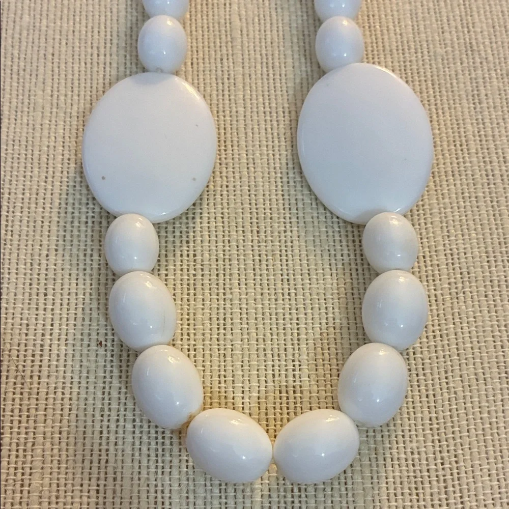 Elegant vintage White Beaded Necklace